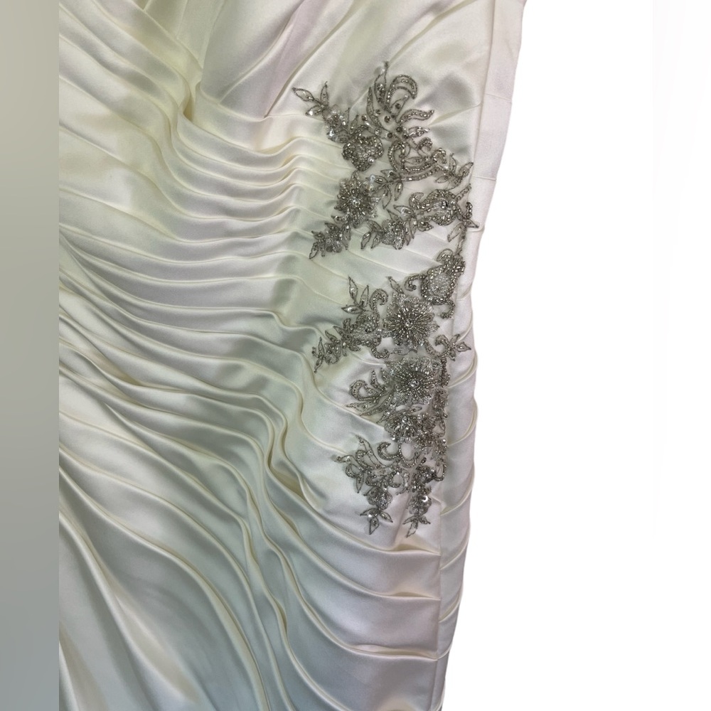 NWT David’s Bridal Ivory Satin V-N Wedding Gown Floral Appliqué on Side Size 16W - Picture 7 of 15
